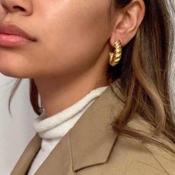 CLOSING SALE! 18K Gold Plated croissant medium Hoop Earrings - Picture 4 of 7